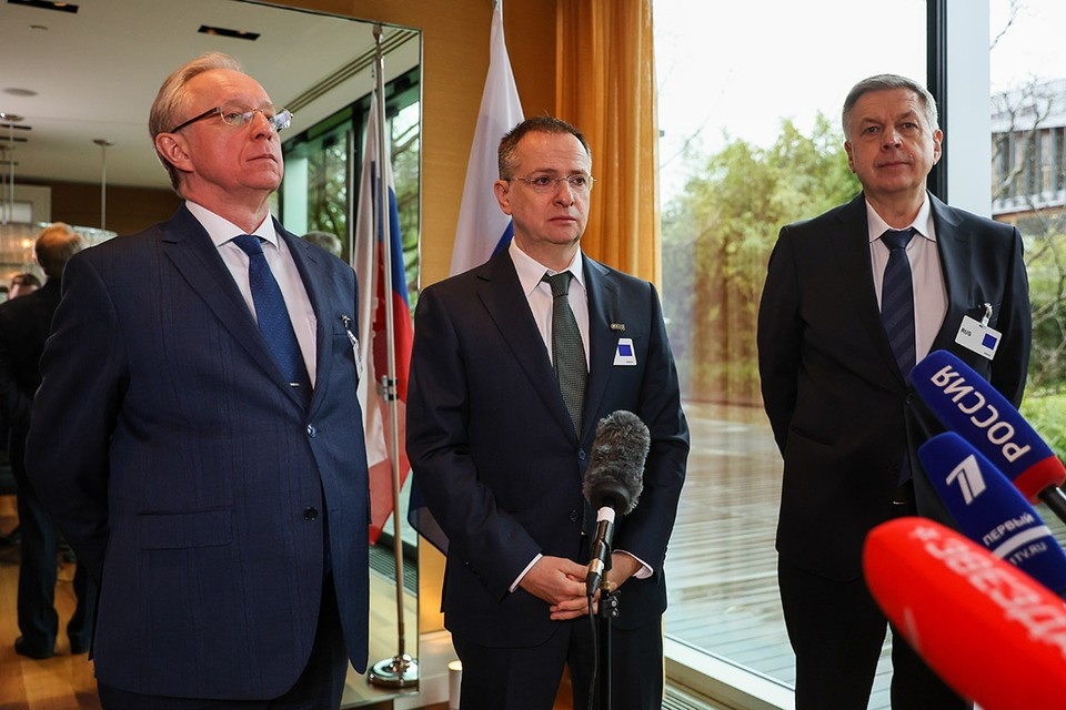    На пресс-подход к российской делегации журналисты почти бежали. И многие все равно не успели. Владимир Мединский, признанный мастер слова, выступил с речью…на 20 секунд. Фото: Александр Рюмин/ТАСС