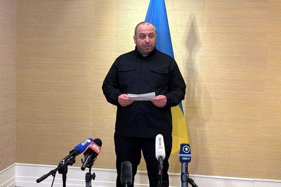    Глава украинской делегации Рустем Умеров вышел к прессе с пустым, но достаточно оптимистичным заявлением. REUTERS