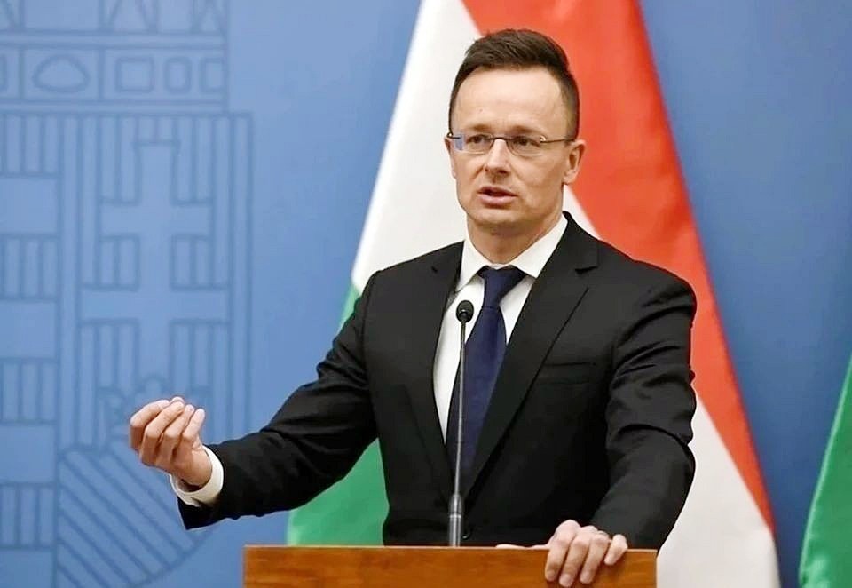    Между тем глава венгерского МИД Петер Сийярто объявил: его страна остановила поставки Украине дизельного топлива REUTERS