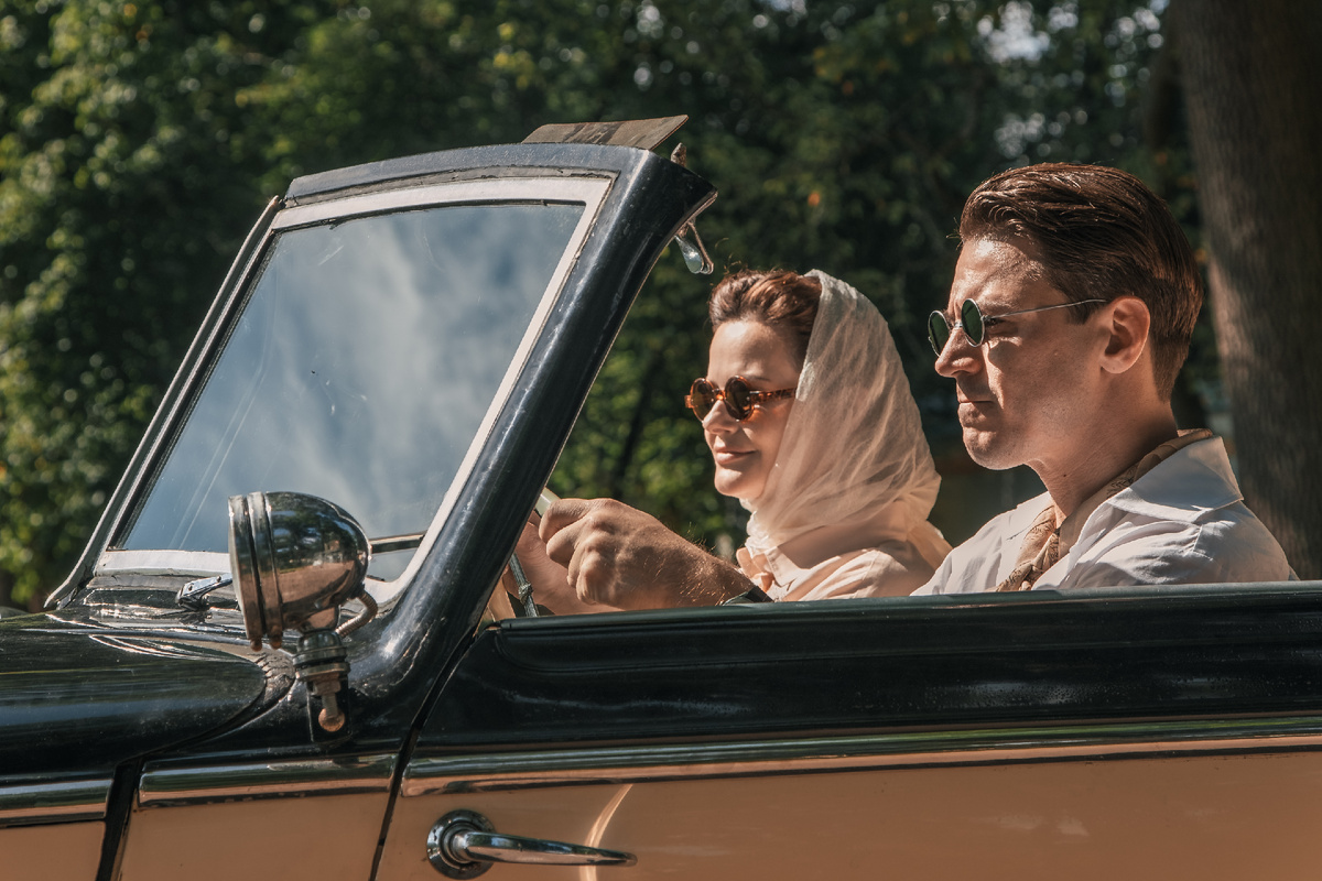 Гела Месхи в роли Франса Хартмана и Анна Пескова в роли Дори. Кадр из сериала «Берлинская жара»