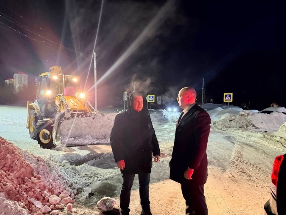    Мэр Рязани Борис Ясинский (слева) и Артем Бранов обсуждают уборку снега в Рязани.