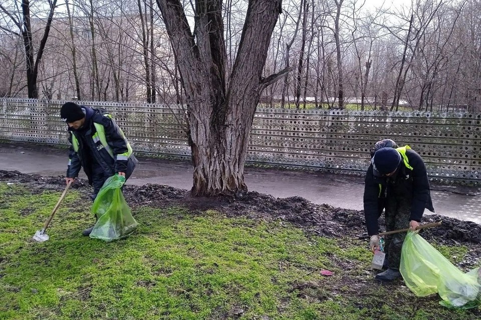   Власти решили начать убирать город, не дожидаясь Месячника чистоты. Фото: Телеграм-канал Александра Скрябина.
