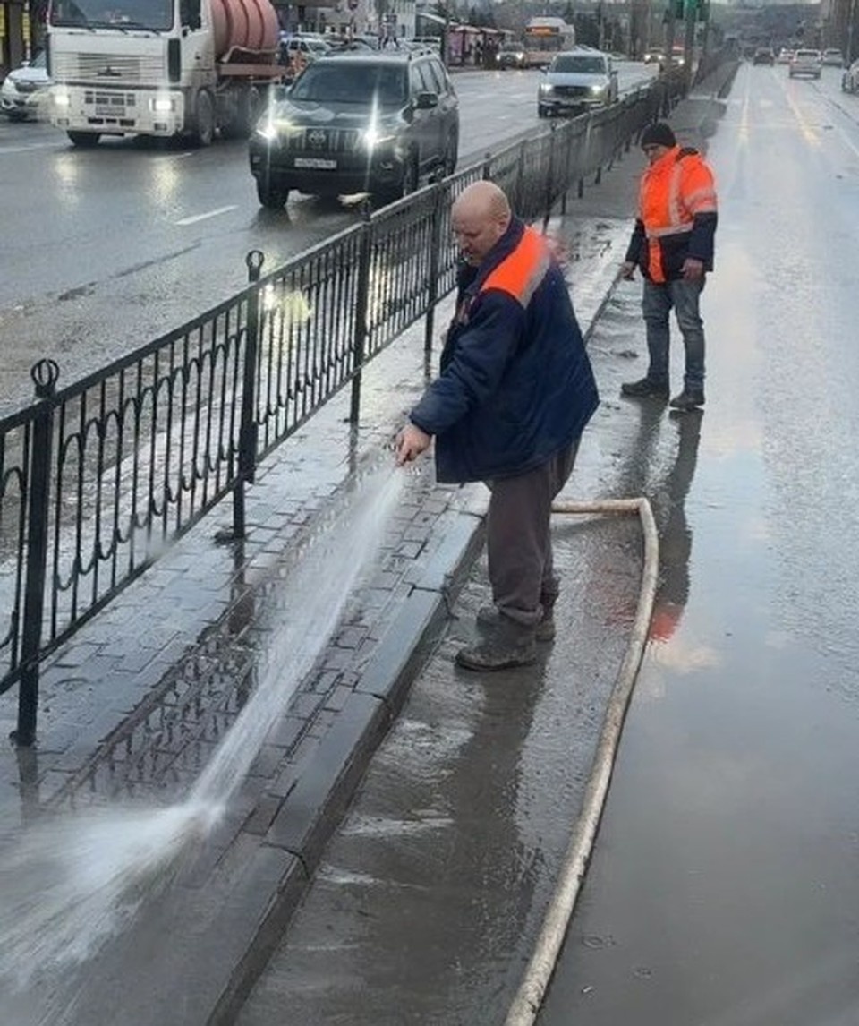   Сейчас на дорогах много грязи и выбоин. Фото: Телеграм-канал Александра Скрябина.