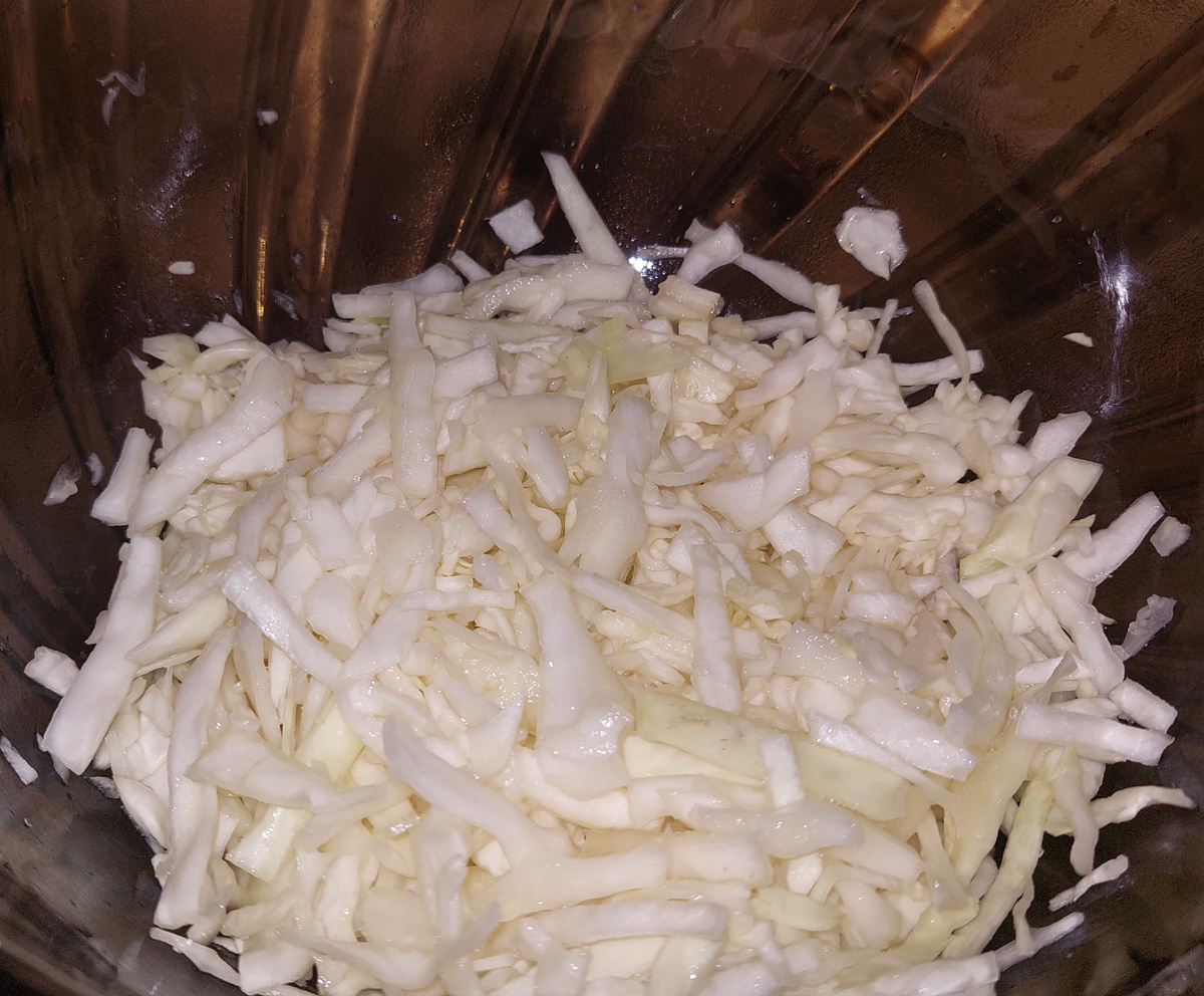 1. Порезала немного свежей капусты. 