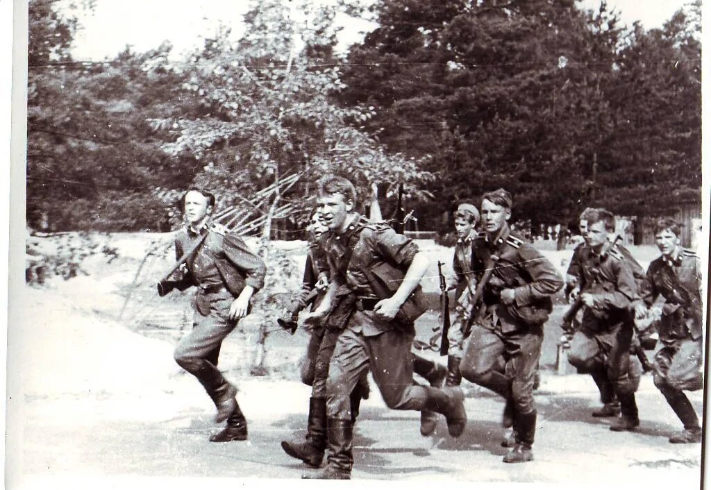 683 группа участвует в кроссе. Курсанты Русецкий, Ткачев, Клешня, Дедин, Шишка, Мартынюк, Казущик. Фото автора.