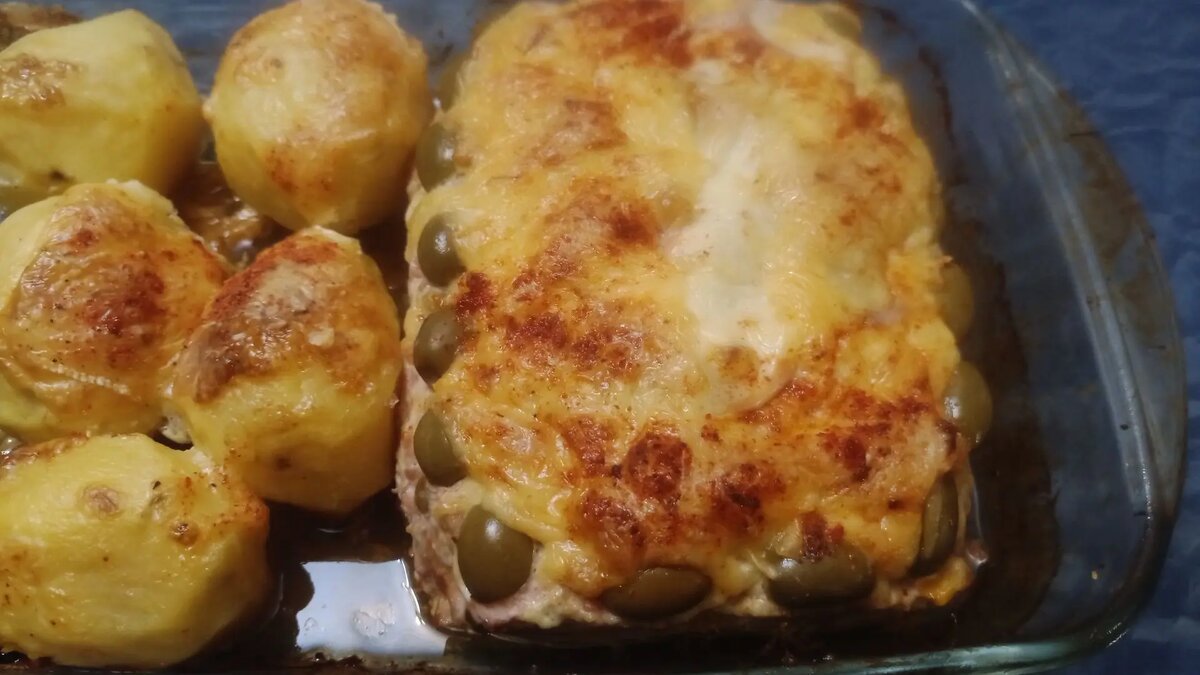 Добавляйте любые овощи к рулету.