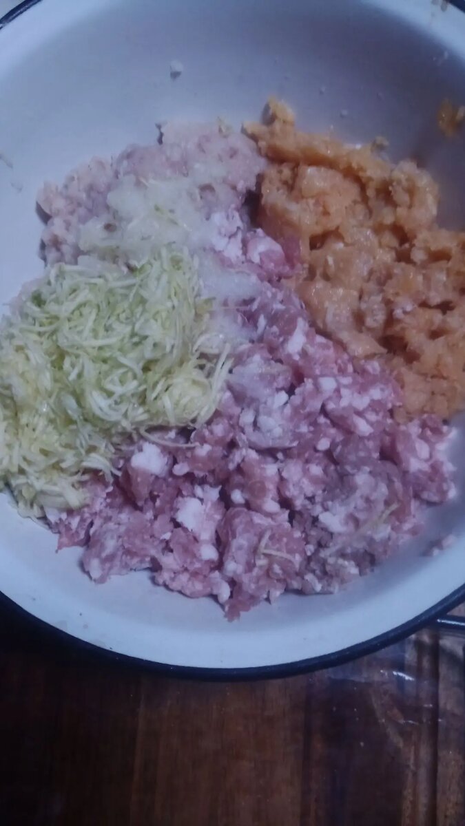 Смешаный фарш с потертым луком и кабачком.