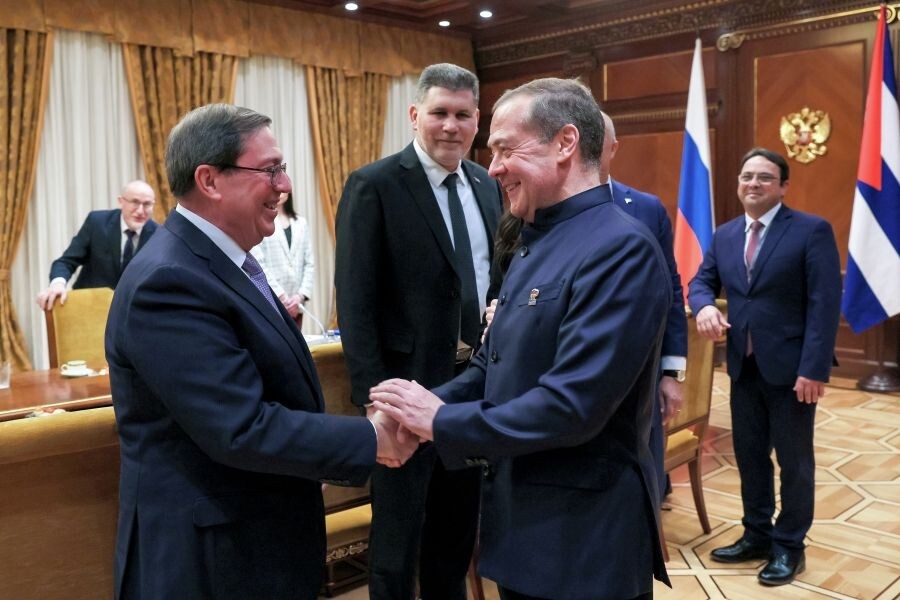    Заместитель председателя Совета безопасности России Дмитрий Медведев и министр иностранных дел Кубы Бруно Родригес Паррилья / Источник: © Екатерина Штукина/РИА Новости