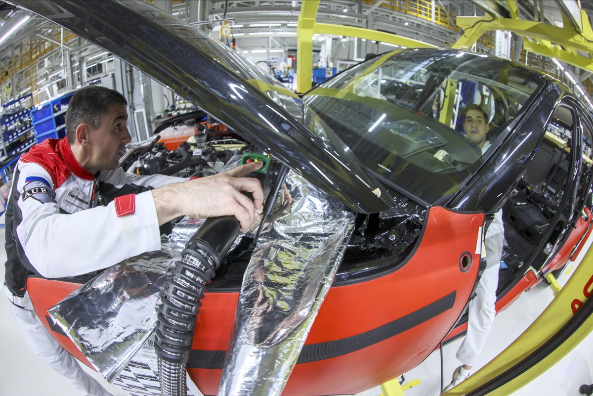    Спецодежда рабочих напоминает униформу пилотов "Формулы-1". /Сергей Михеев/ РГ