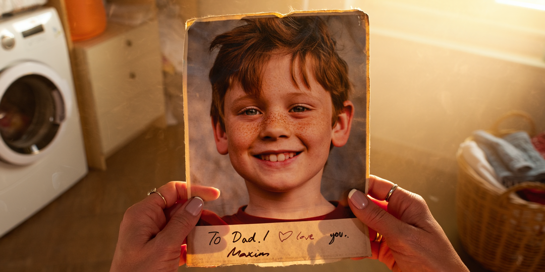 Нашла в кармане куртки мужа фотографию чужого мальчика. Когда узнала правду, простила то, что простить невозможно