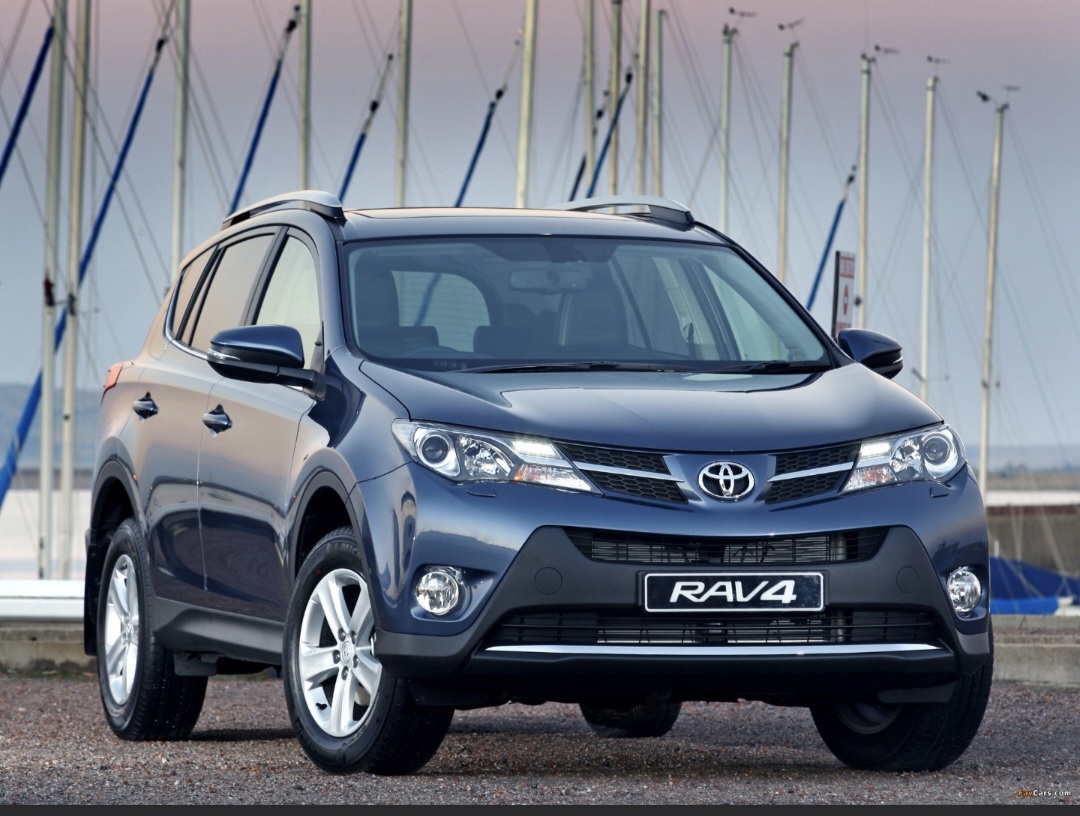 Далее эксперт перешёл к японским разработкам. Здесь он решил остановиться сначала на движке 3ZR-FAE, который при рабочем объёме в 2,0 литра выдаёт под 158 лошадок.Какой автомобиль выбрать с таким агрегатом? Эксперт выделил Toyota RAV4. Она у нас в списке будет четвёртой. Единственное слабое место упомянутого двигателя — помпа. В среднем служит 50 000 километров, поэтому важно следить за её состоянием.Едем дальше. На пятой позиции у нас Toyota Land Cruiser Prado с мотором 1GR-FE 4.0, который считается одним из самых удачных среди одноклассников. Появился данный V6 ещё в далеком 2002 году и без модернизации продержался 8 лет.Лишь только в 2010-ом его решили усовершенствовать. Одно из самых слабых мест — система охлаждения. Но в общем и целом агрегат способен пройти и больше. Скажем, заветные для многих полмиллиона километров.Что ещё важно, в отличие от большинства современных двигателей — это атмосферный мотор.