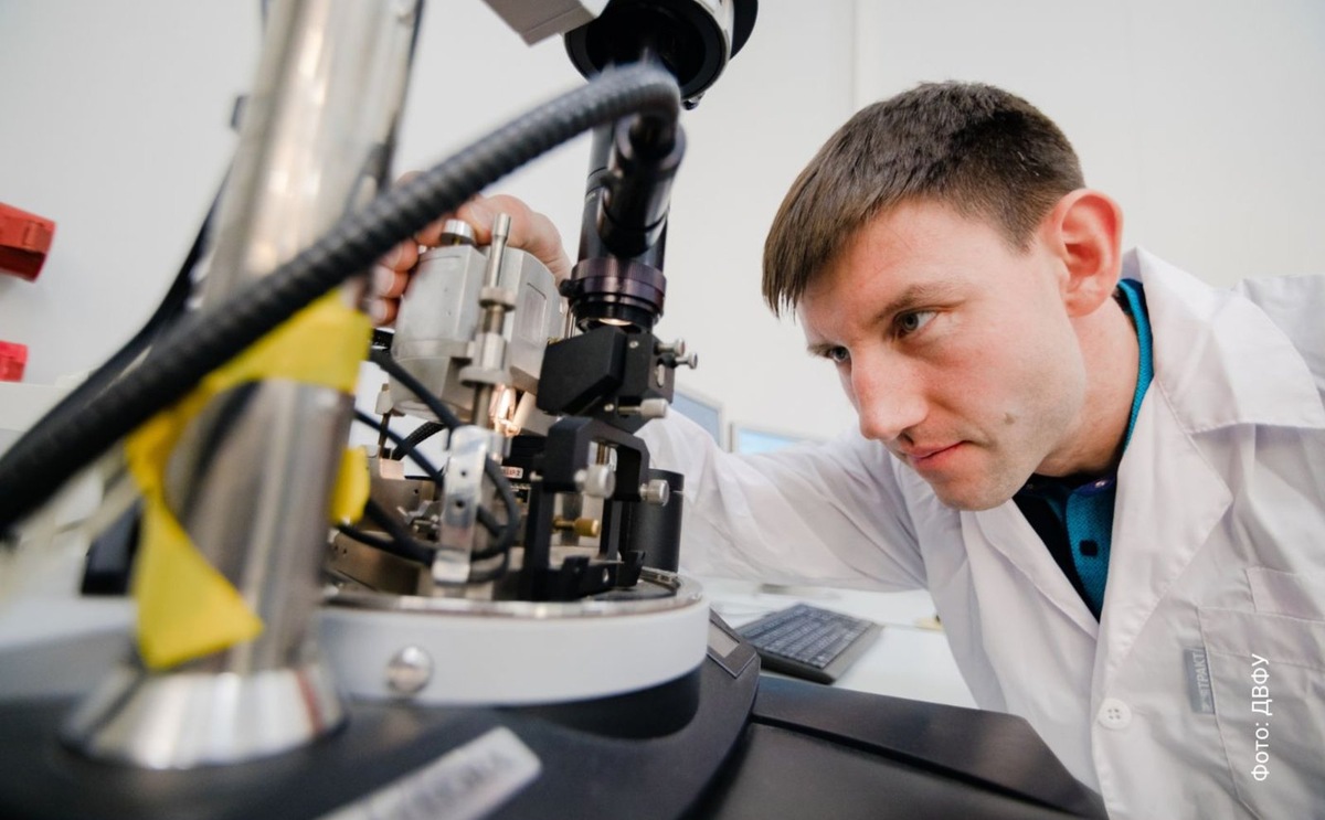    Доцент кафедры общей и экспериментальной физики ДВФУ Александр Давыденко работает в лаборатории.