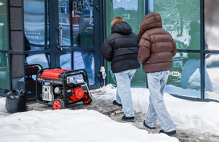    Дизель-генераторы на улицах Киева.REUTERS/Алина Смутко