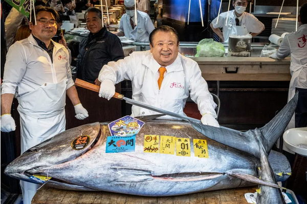 Киёси Кимура, президент компания Kiyomura, позирует с купленным за $3,2 млн тунцом. Фото: Юити Ямадзаки