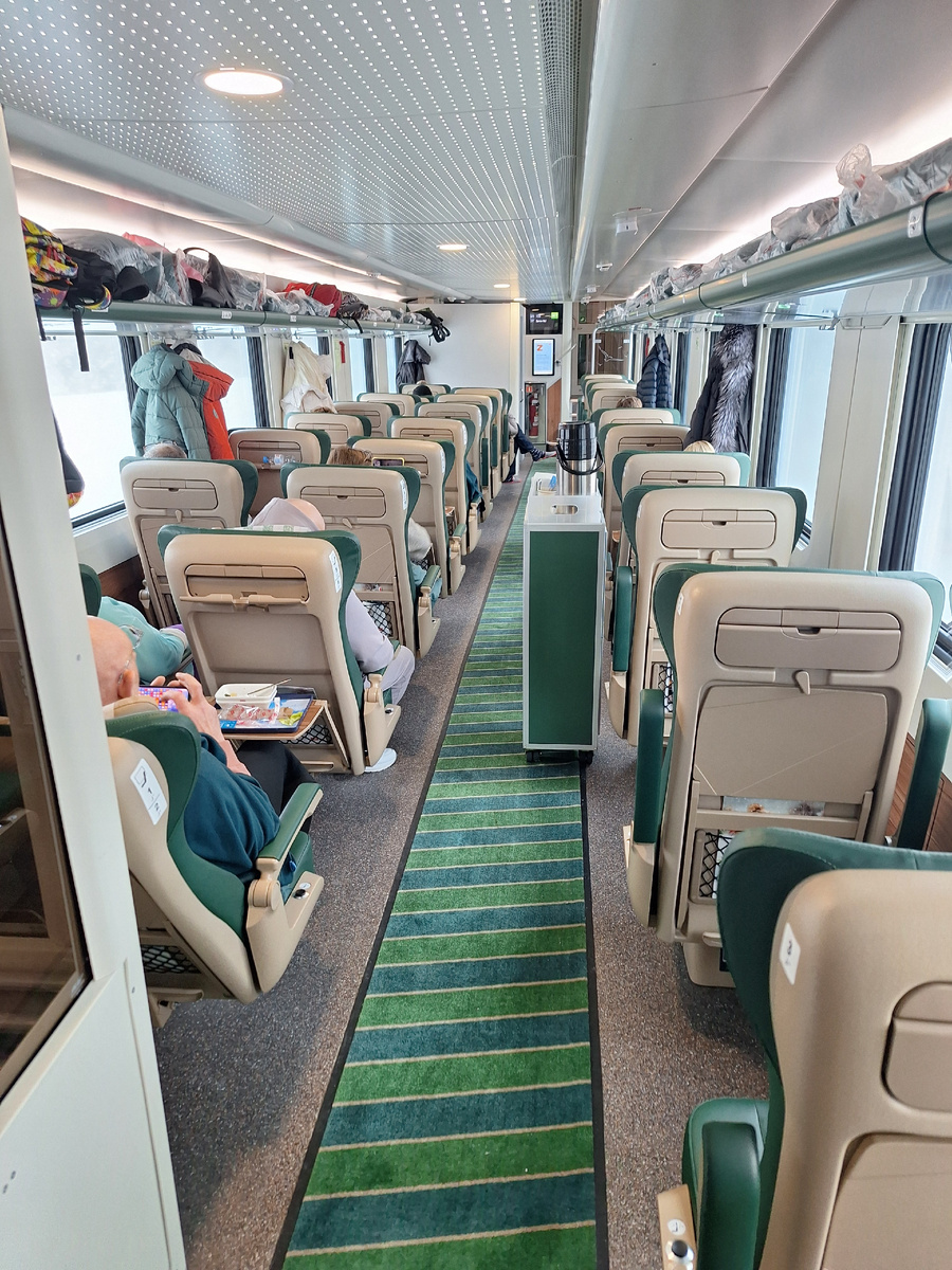 Салон первого этажа вагона бизнес-класса