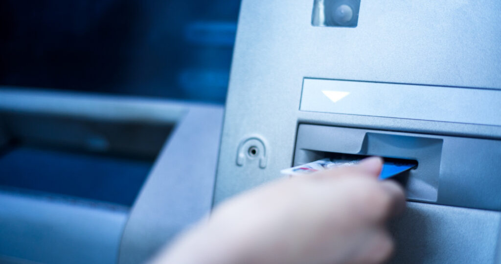 Почему лучше не снимать пенсию с карты в день ее поступления