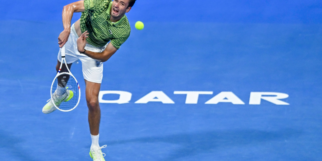 Медведев впервые с 2022 года проиграл Циципасу на турнире в Дохе