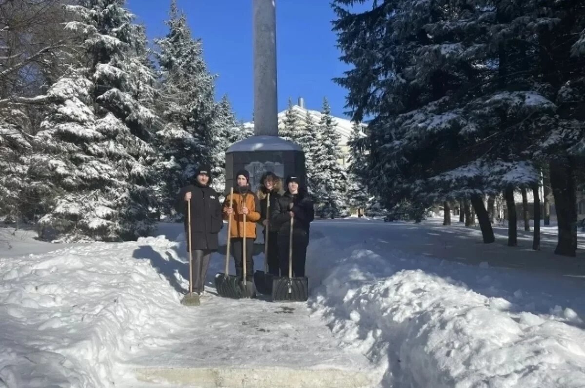    Брянские школьники взяли шефство над памятником погибшим сотрудникам ОВД