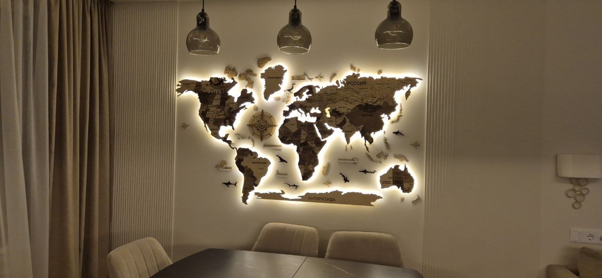 Карта мира из дерева от CreedMaps.ru в гостиной 