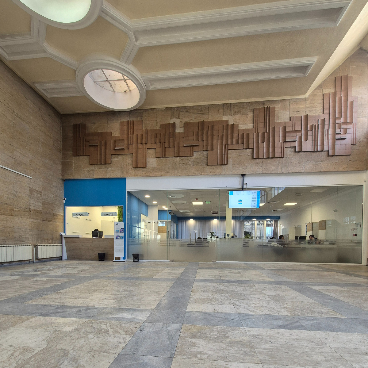 Это мы сидим на диванчике ожидания перед офисом почти посреди огромного зала.