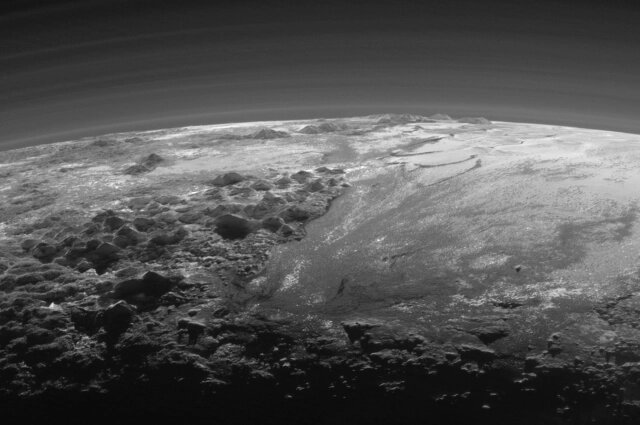    Снимок поверхности Плутона, сделанный камерой миссии New Horizons. Фото: ru.wikipedia.org/ New Horizons; color Multispectral Visible Imaging Camera