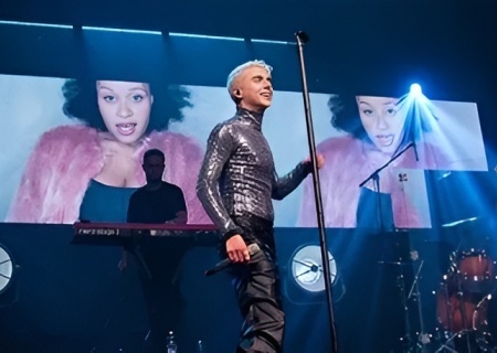    «Не за гей-браки воюют герои»: в Ровно сорвали выступление Melovin