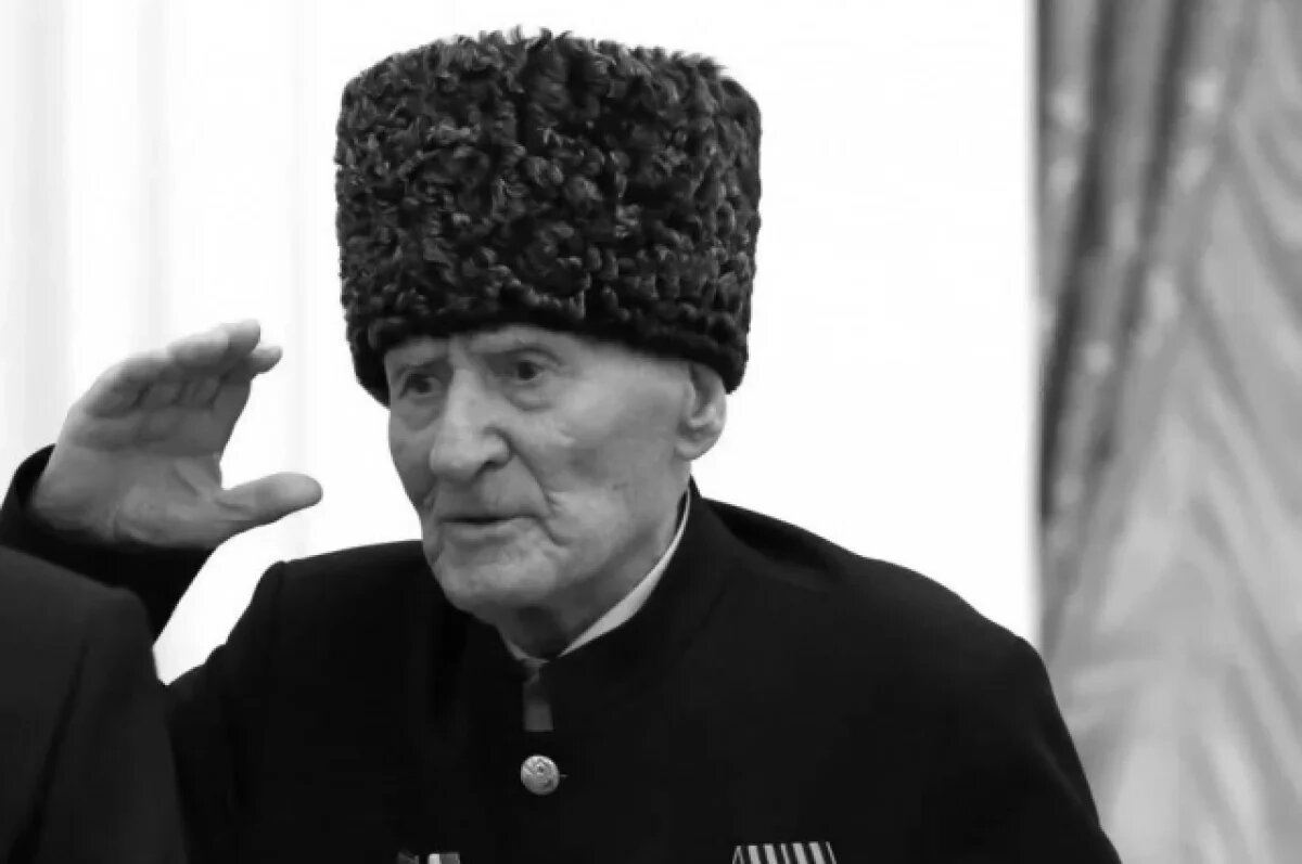    В 1941 году Ибрагим-Паша Садыков ушёл на фронт добровольцем в возрасте 18 лет