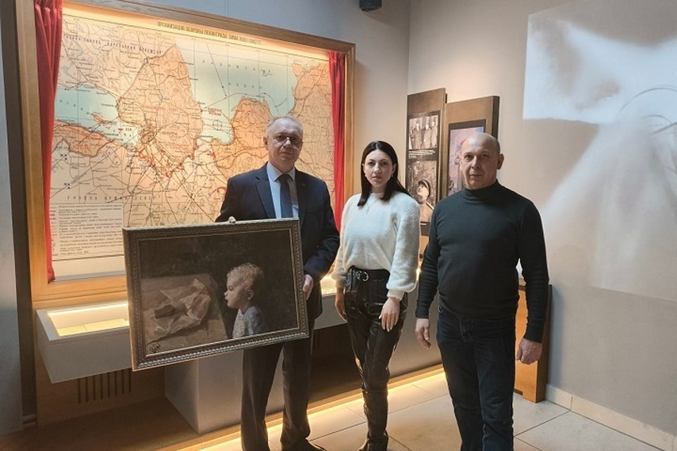    Картина «Блокадный хлеб» передана в дар музею в Мариуполе. Фото: t.me/spb_mrpl