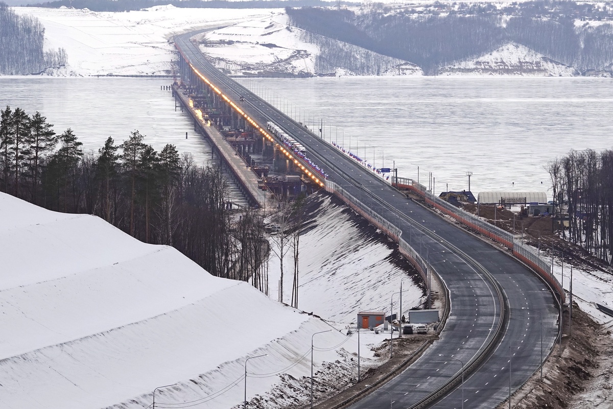    Строительство скоростной автомобильной дороги между Москвой и Казанью протяженностью 810 километров завершено на семь месяцев раньше срока./Аркадий Колыбалов/РГ