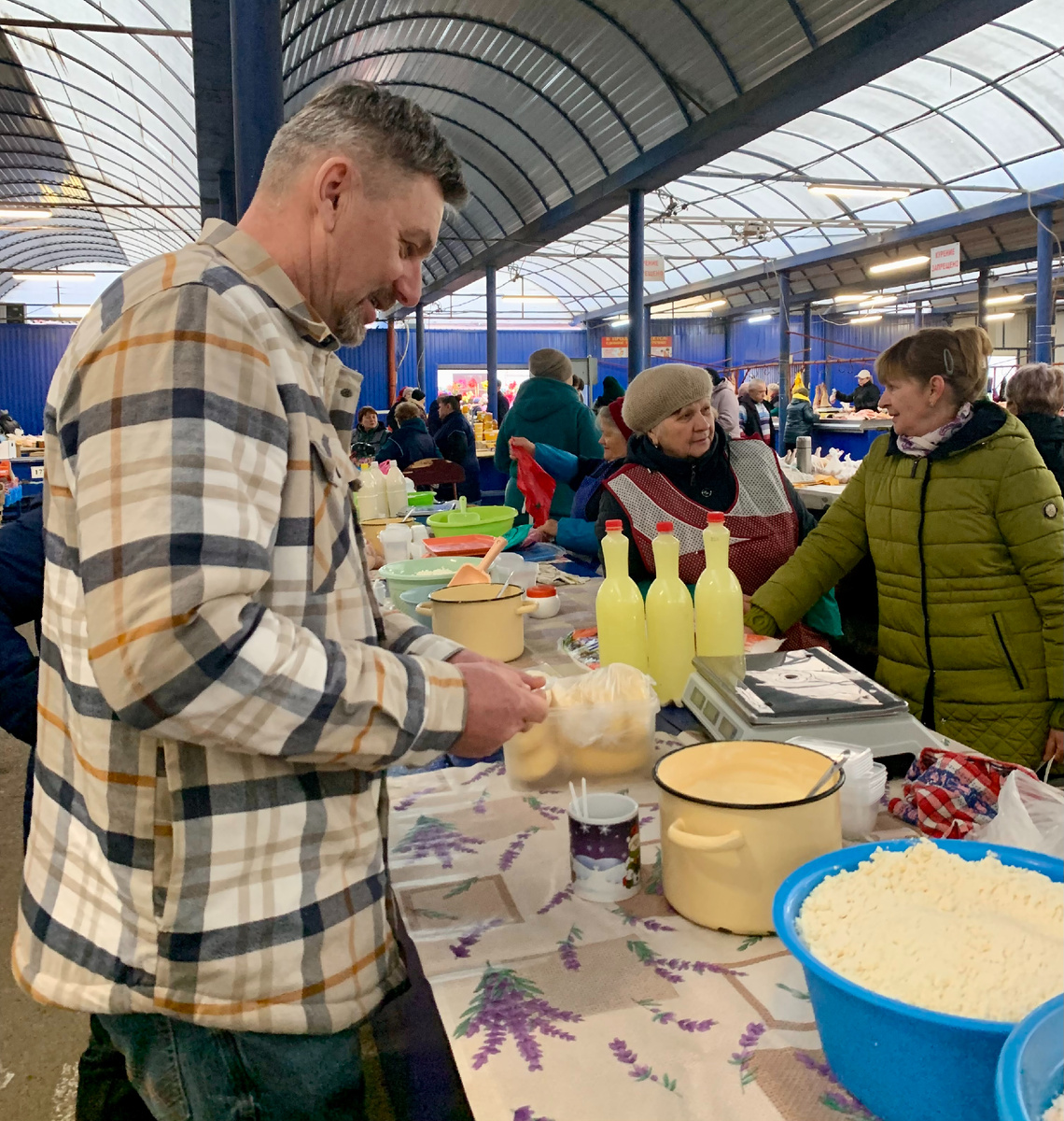 В молочных рядах на Сальском рынке в прошлом году. Фото автора канала