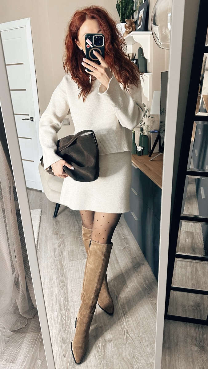 У меня в гардеробе вот такой костюм из трикотажа. Очень приятный и всю зиму у меня было желание купить точно такой в другом цвете. Вообще у Glamtop очень хороший трикотаж, многое смело можно носить несколько сезонов. 