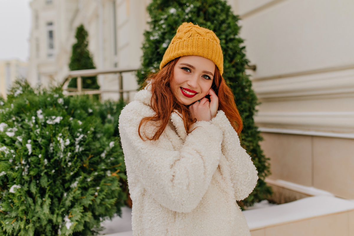 freepik.com/free-photo/amazing-ginger-girl-posing-with-smile