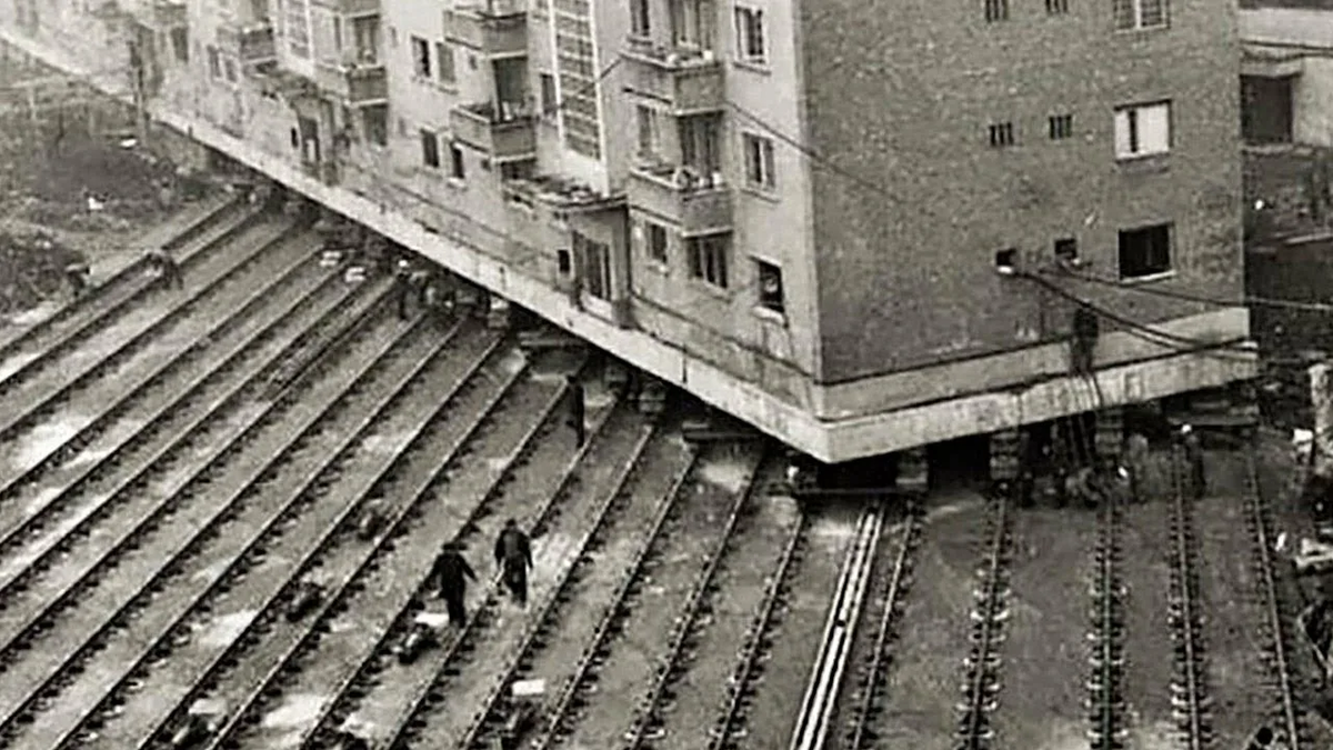 Передвинули дом в Москве на Тверской