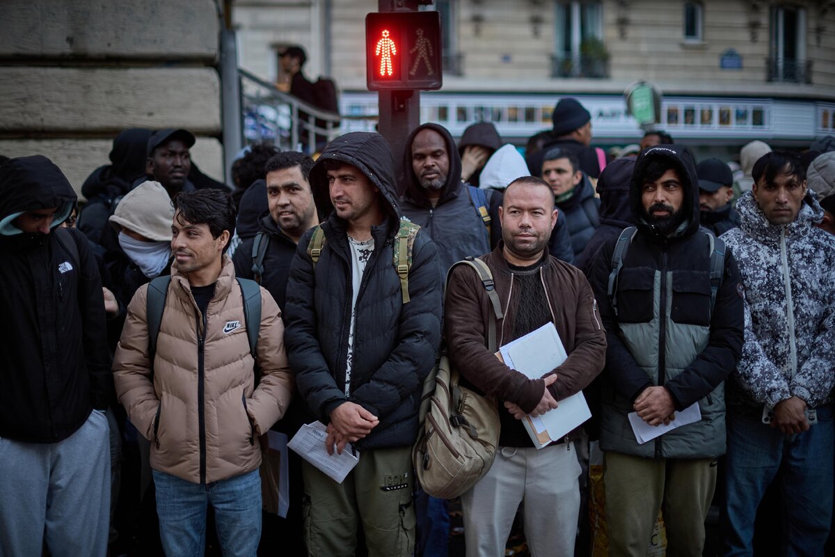 Толпа мигрантов с заявлениями о предоставлении убежища в Париже, 2 ноября 2025 года. Тогда столица Франции пережила очередной миграционный кризис, в городе появились палаточные городки иностранцев. Фото: Kiran RIDLEY/Getty Images