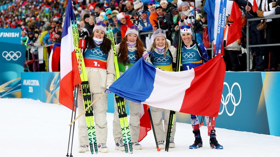    Французские биатлонистки Камилла Бене, Лу Жанмонно, Осеан Мишлон, Жюли Симон празднуют победу в эстафете на Олимпиаде-2026. Reuters