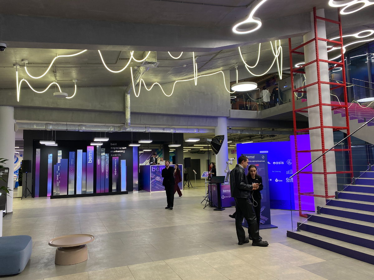 Гостей уже в фойе встречает дизайн в стиле bema! (листайте галерею вправо, чтобы увидеть интерьеры всех пространств)