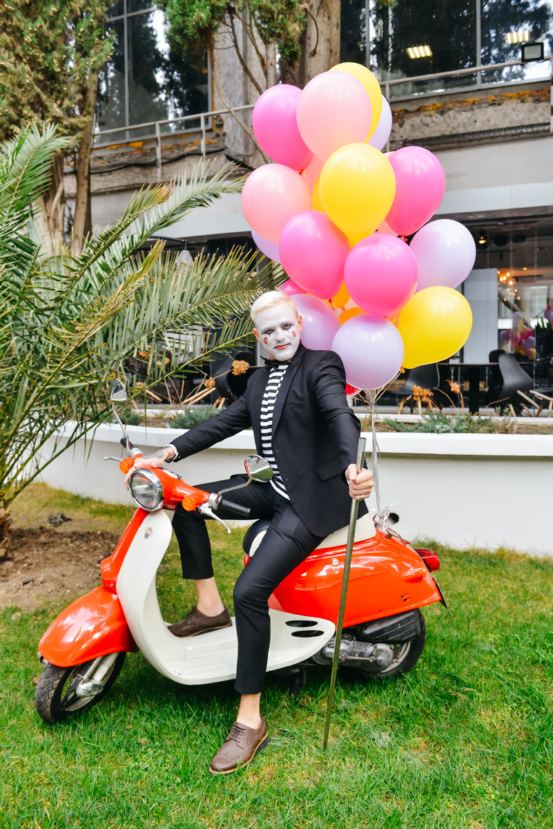  Всё внимание в эти дни будет исключительно для самых обаятельных и прекрасных дам.