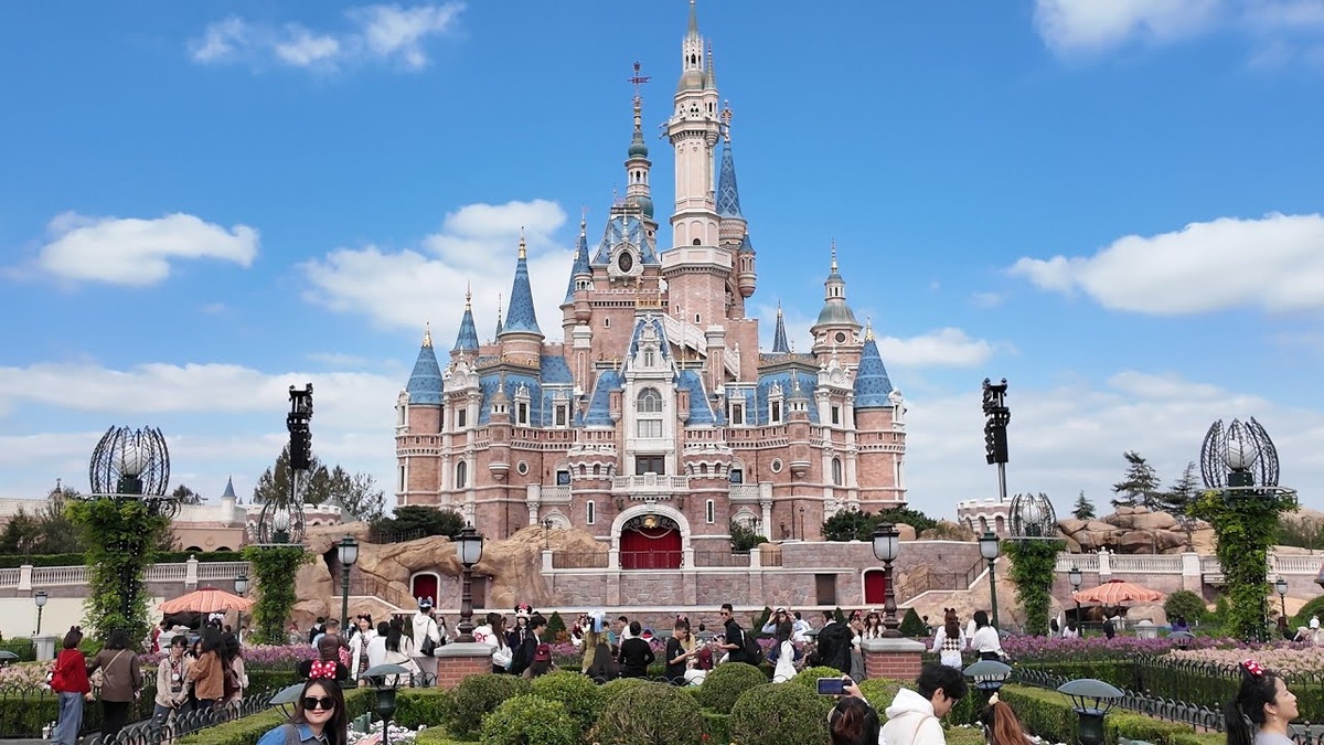 Полный гид по билетам в Шанхайский Диснейленд 2026 для россиян: актуальные цены от 523 юаней, сравнение типов билетов, стоит ли брать Premier Access и в какой день ехать, чтобы не стоять в очередях.