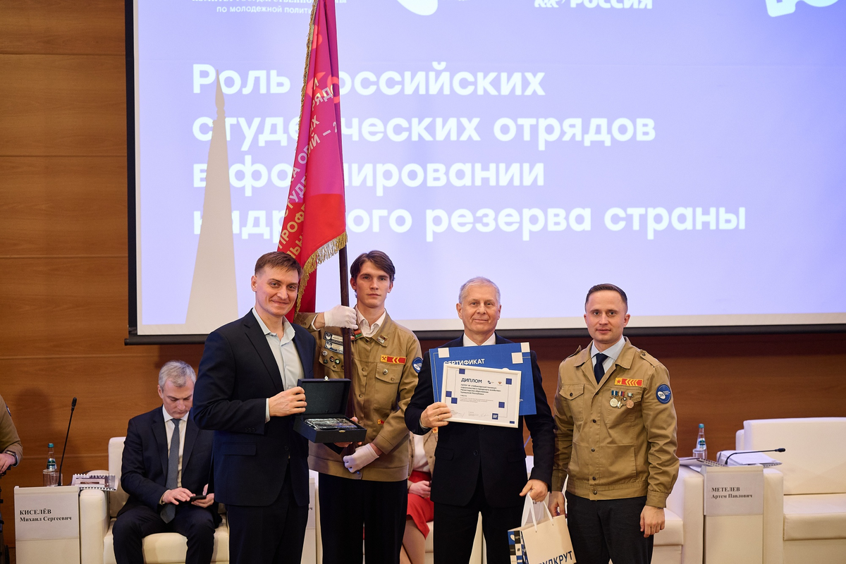 Виктор Неумывакин и представители Чебоксарского техникума строительства и городского хозяйства. Фото: Минпросвещения России