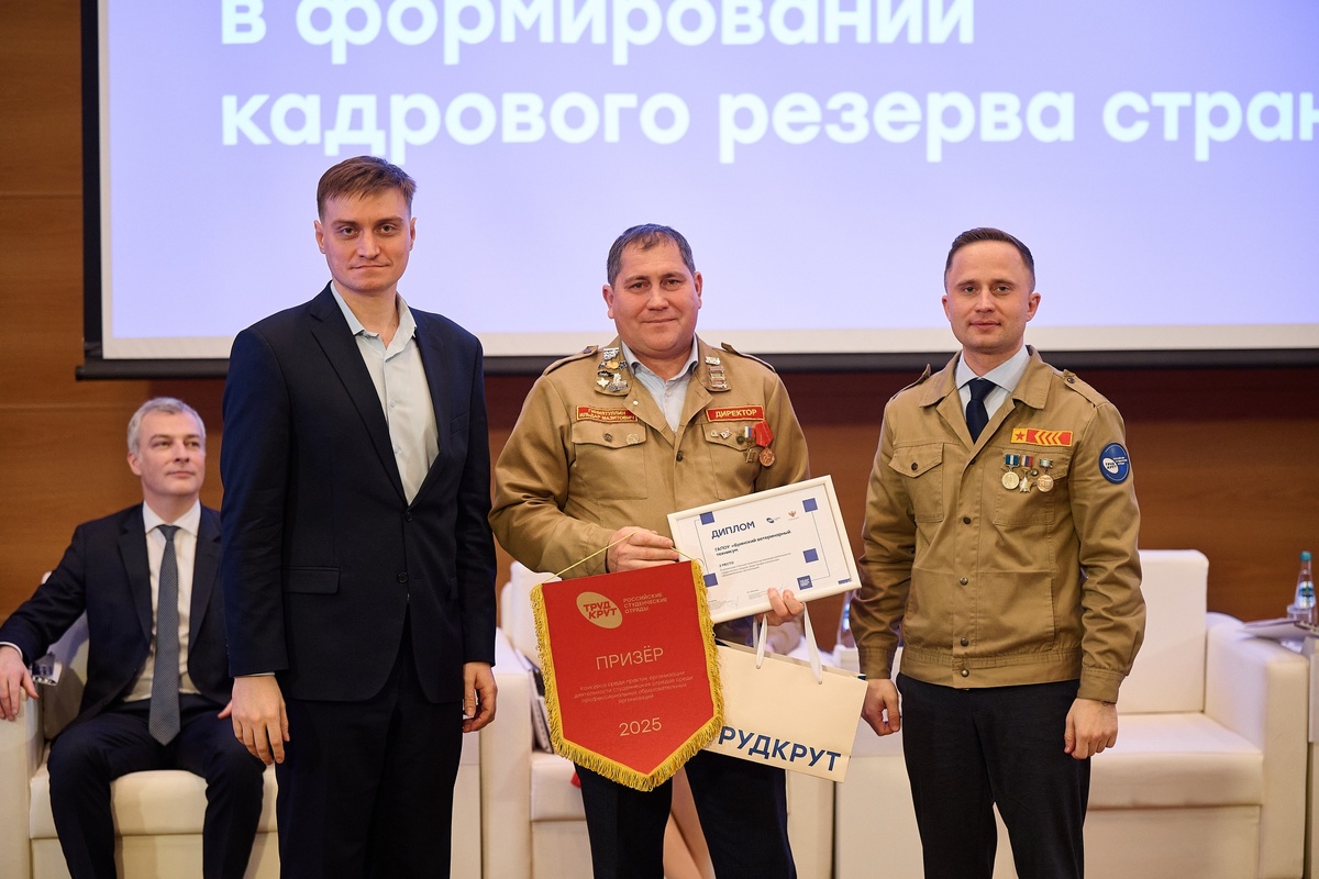 Виктор Неумывакин и представители Буинского ветеринарного техникума. Фото: Минпросвещения России