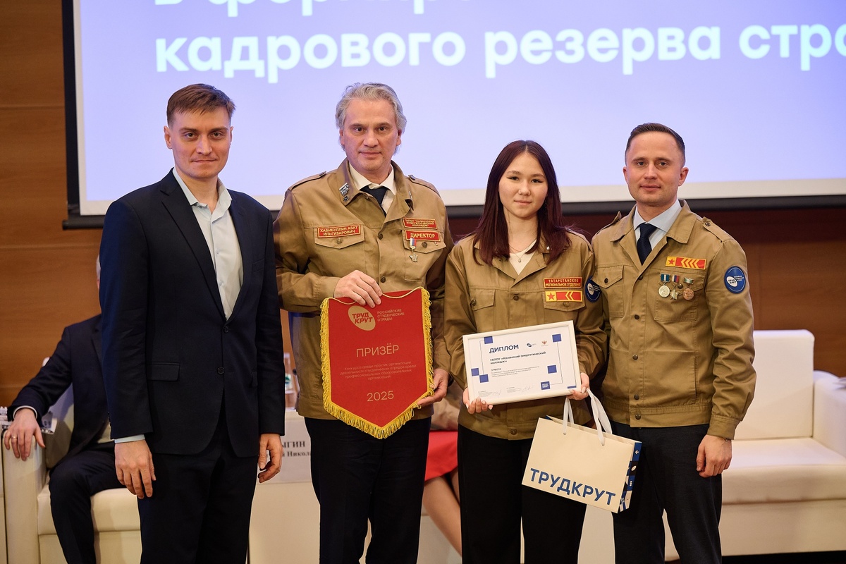 Виктор Неумывакин и представители Казанского энергетического колледжа. Фото: Минпросвещения России