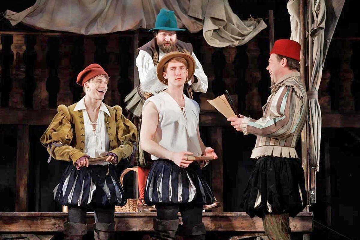    Дмитрий Воркунов , Кирилл Новышев, Евгений Гомоной, Сергей Медведев (артисты бродячей труппы распределяют роли) Полина Капица