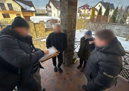    Пограничник выпускал за границу мужчин по документам своего покойного отца