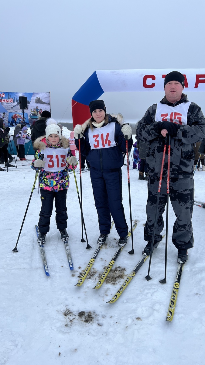 14 февраля 2026 года по всей России состоялась самая крупная гонка на беговых лыжах. «Лыжня России» проводится ежегодно с 1982 года в каждую вторую субботу февраля. Участие в Открытой Всероссийской массовой лыжной гонке принимают жители более чем 70 субъектов страны. К старту в гонке допускаются все желающие, в том числе дети. Участие бесплатное. Подать заявку на регистрацию можно было как от всей организации или предприятия, выставив несколько команд, так и индивидуально через портал «Госуслуги».