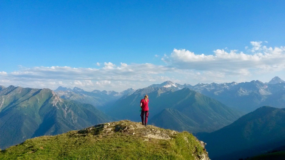 Моя фотография. На фотографии я. Вид на хребты Кавказских гор в Архызе. 