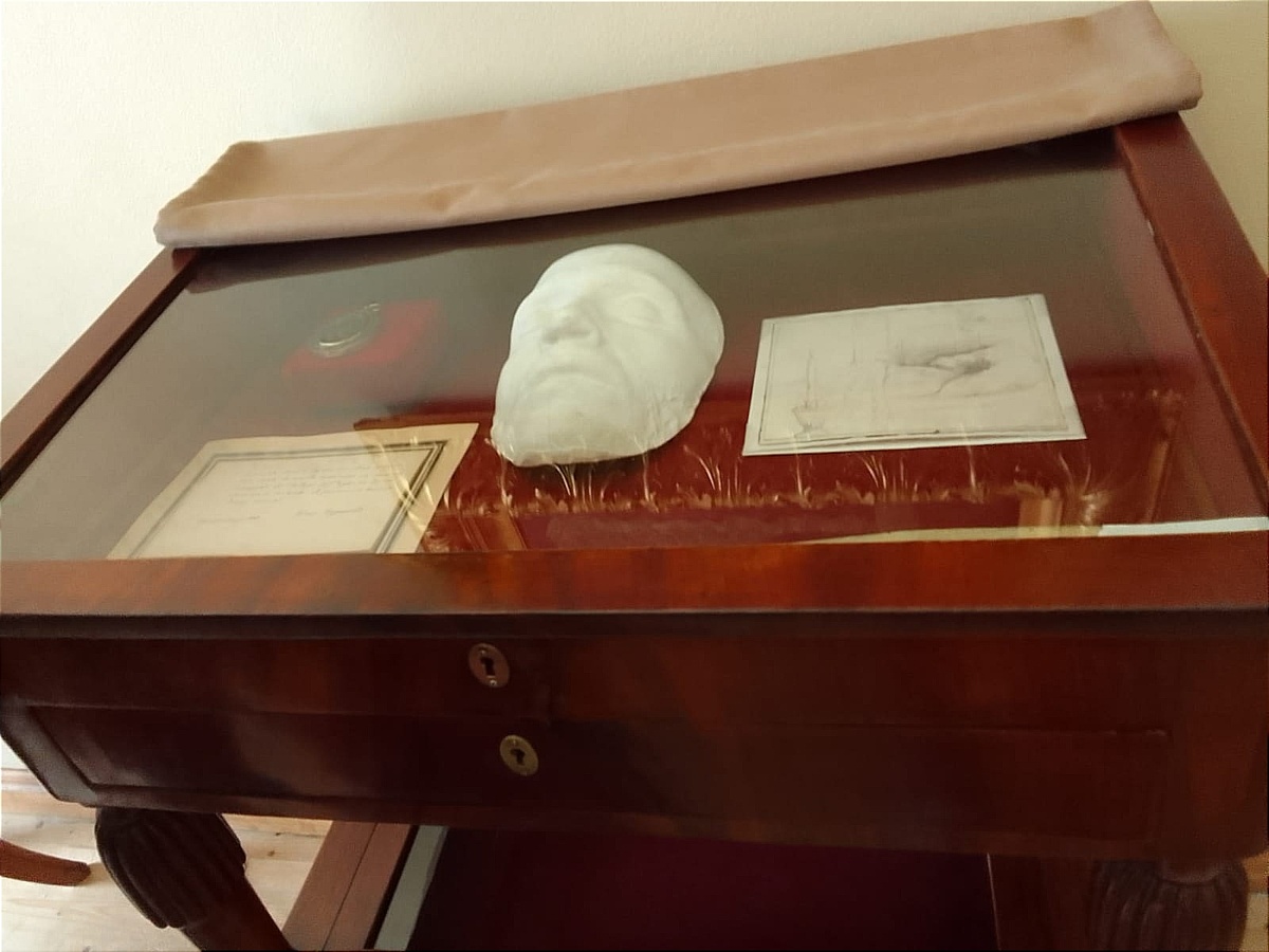 Гипсовый слепок лица Пушкина