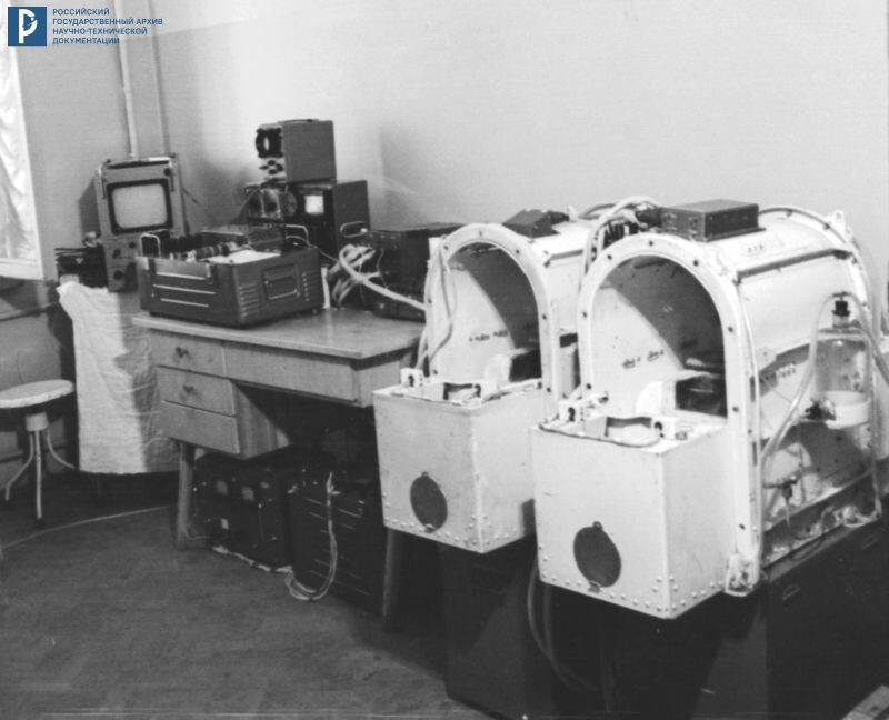 Общий вид кабин для животных, предназначенных для установки на корабле «Космос-110». 1966. РГАНТД. Арх. № 0-746