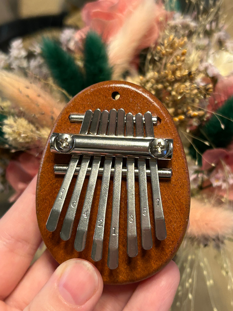 Маленькая карманная калимба на 8 нот