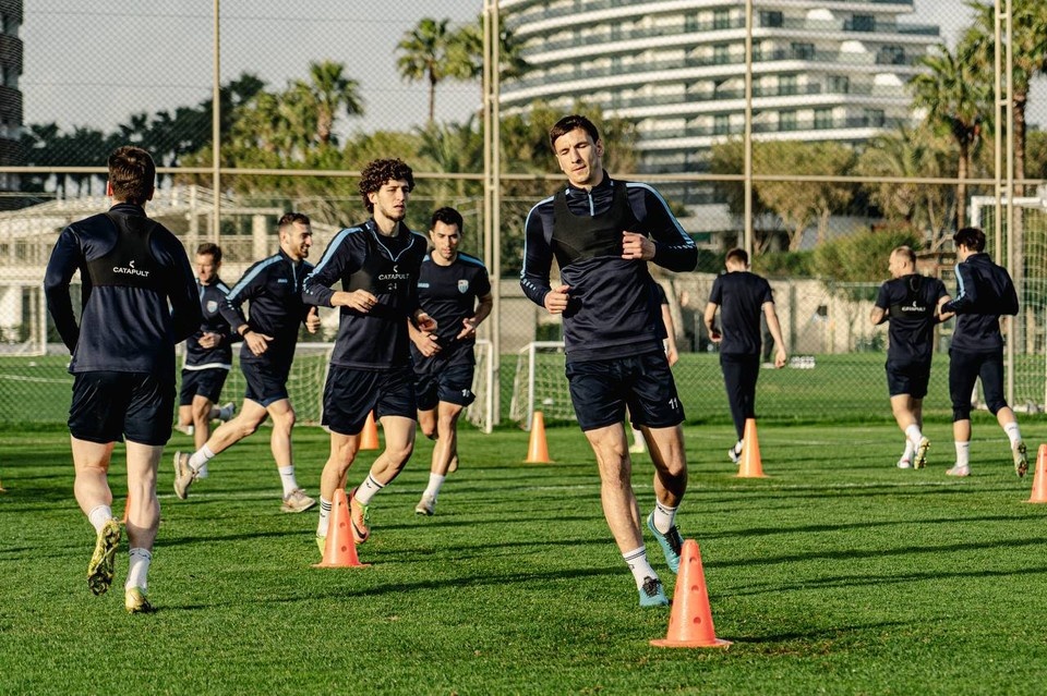    Футболисты завершили сборы. Фото: СК "Ротор".