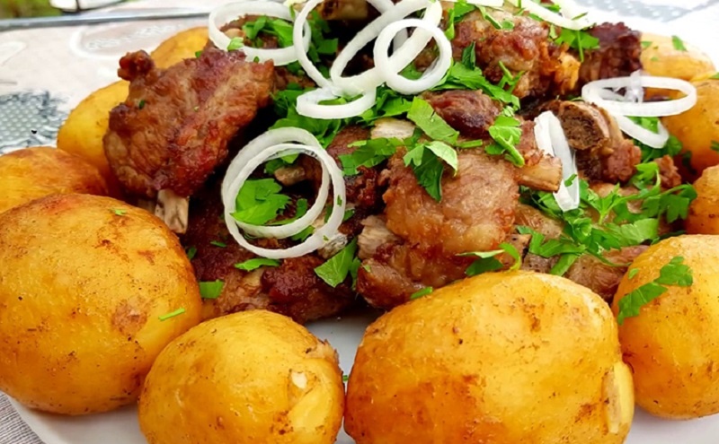 Настоящий шашлык дома: аромат “с дымком” на обычной сковороде, с идеальным картофелем